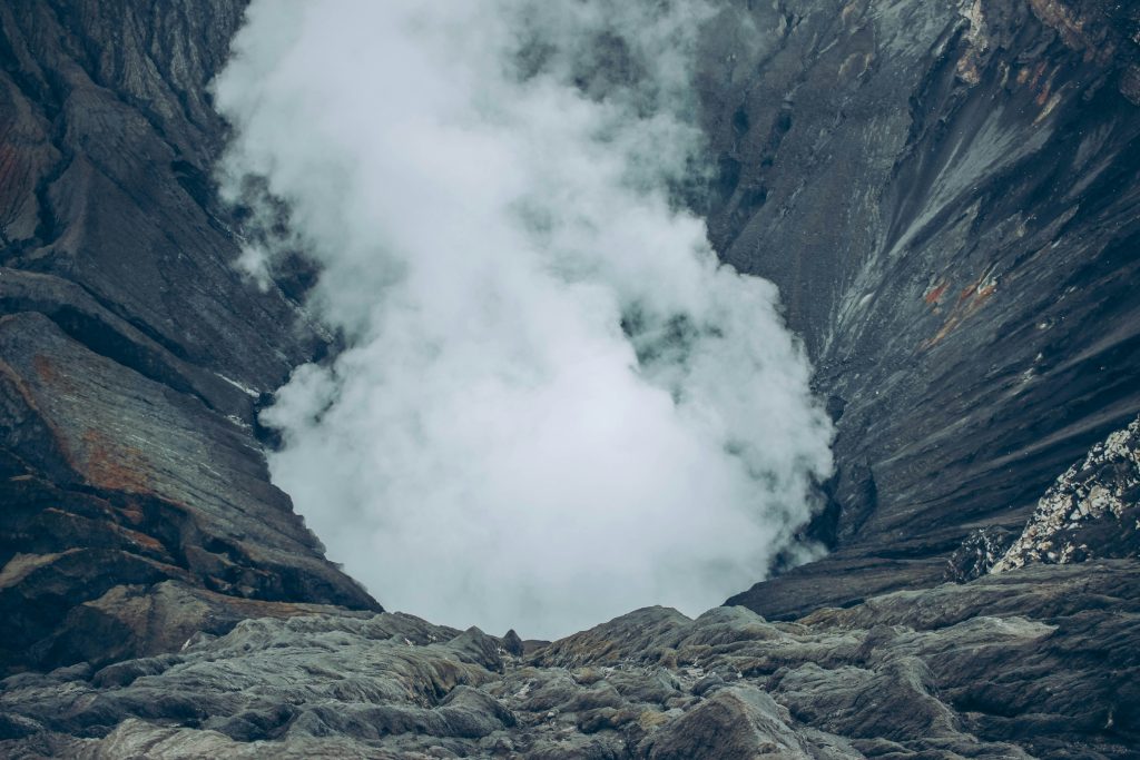 photo d'une éruption de vapeur en gros plan dans un trou rocheux, issue d'un trek d'Indonésie