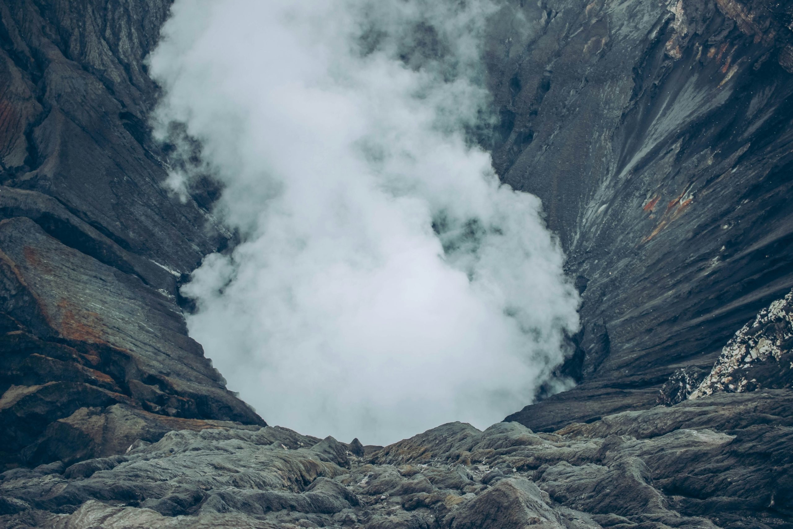 photo d'une éruption de vapeur en gros plan dans un trou rocheux, issue d'un trek d'Indonésie